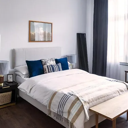 Apartment Design Studio In Direct Line To Fair *